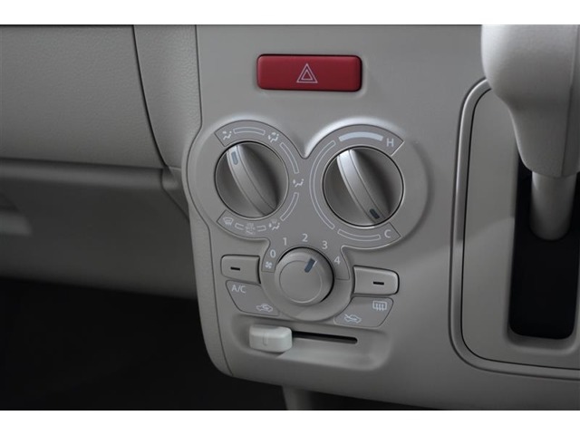 シンプルで使いやすい位置にスイッチがあるマニュアルエアコン車です。