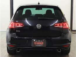 左右2本出しのエグゾーストエンドと、ブラックディフューザーを採用したリアビュー。コーナリング時に内側駆動輪のブレーキ圧を制御し、アンダーステアを軽減する電子制御式ディファレンシャルロック「XDS」を搭載。