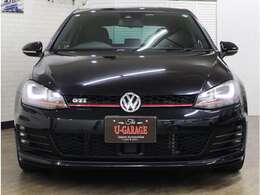 バンパー両端に配された専用デザインのLEDフォグランプが、伝統を受け継ぎつつも次世代テクノロジーとの融合を果たし、赤いラインをヘッドライトにまで配することでGTIであることを強く主張しています。