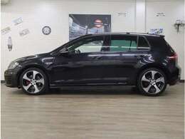 専用18インチアルミと減衰力可変ダンパー等をセットにしたDCCパッケージ付き。衝突軽減ブレーキや自動追従クルコン、スマートキー等、充実装備のゴルフGTI。バックカメラとパークパイロット付きの上質禁煙車です。