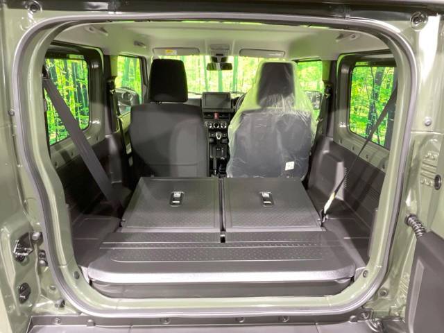 積み下ろしのしやすいデッキにはたっぷりと荷物を積み込んでいただけます。遊びから仕事まで、様々なシーンで頼れます♪