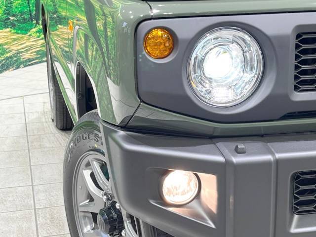 【LEDヘッドライト】悪天候や夜間走行時も良好な視界を確保し安心して運転できる高輝度LEDヘッドライトを装備！点灯速度が早く、消費電力も抑えられています。