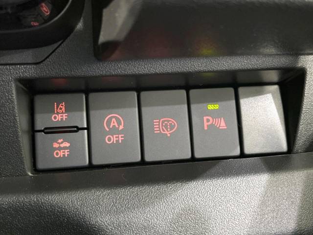 【車線逸脱抑制機能】高速道路走行時、車線からはみ出しそうな時にステアリングを制御し車線内を走行する様にアシスト。より安全な運転をサポートしてくれます！