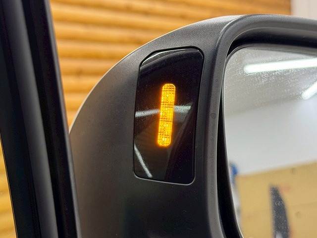 【ブラインドスポットモニター（BSM）】車線変更時に車両後方から来る車両を検知し安全をサポートする装置です。