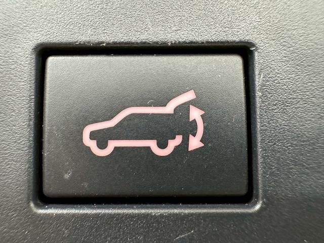 【電動リアゲート】装備しております。両手が塞がた状態からワンタッチでリアゲートを開閉出来る便利なオプションです。