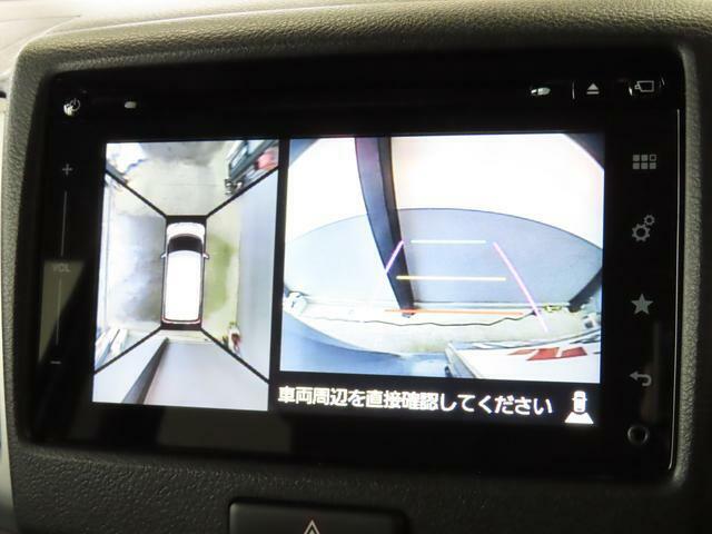 【全方位型モニター】クルマを上空から見下ろしているかのように、直感的に周囲の状況を把握できる全方位型モニター。狭い場所での駐車でも周囲が映像で確認できます。