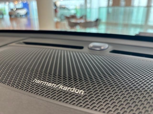 世界のオーディオファン垂涎の、harman/kardonプレミアムサウンドシステムを搭載。原音に近い音場空間を忠実に再現。乗る人すべてに最良の音響体験を提供します。