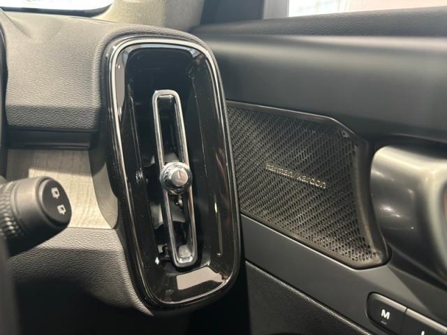 2つのメモリー機能がついております。ワンタッチでそれぞれの座席位置へ変更可能ですので、ご家族等で乗られる方の座席位置を記憶しておくと便利です。