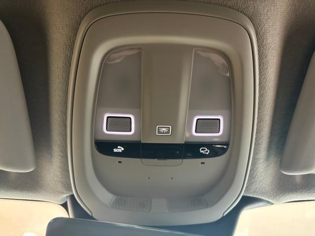 ルーフにあるON　CALLボタンとSOSボタンは、車両が始動しない場合、パンクした場合、または事故に遭った場合などに支援の要請に使用できるため安心感を高めることができます。