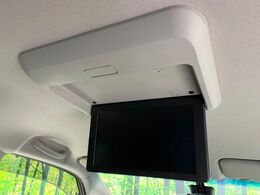 【フリップダウンモニター】大画面モニターで後席でもエンタメをお楽しみいただけます。小さなお子様にも大人気の装備です♪