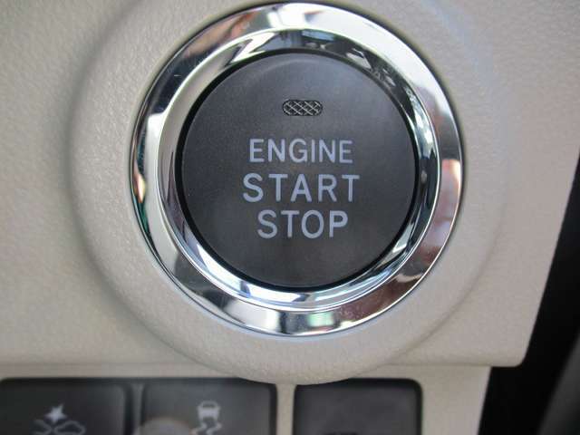 プッシュボタンスタートで鍵を刺さなくても持ってるだけでエンジンも楽々かけれちゃう！