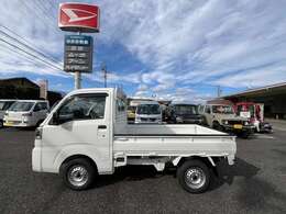 大型のゲートハンドルや荷台ステップ、数多く設けられたロープフックなど、扱いやすく実用的な装備を満載！　また、暗い場所での作業に最適な、荷台専用ライトも装備！