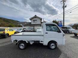 ロープを通して長尺物の積荷をしっかり固定でき、多彩なロープがけで積荷をしっかり固定できます。　トラック専用の新プラットフォームが用意され、荷役性はもちろんキャビンの快適性を大幅にアップ！