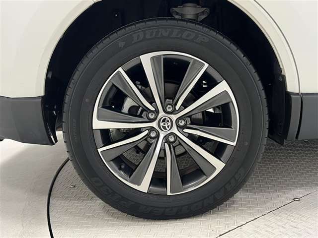 タイヤサイズは225/60R18！残り溝は6ミリ程度です！純正アルミホイール！