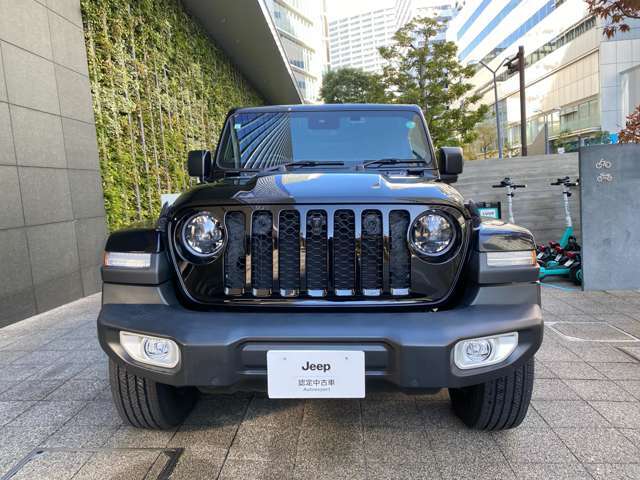 認定中古車には最大100項目におよぶ点検整備を実施。Jeepの指定を受けた専任のメカニックによる作業にて徹底した品質をお届します。