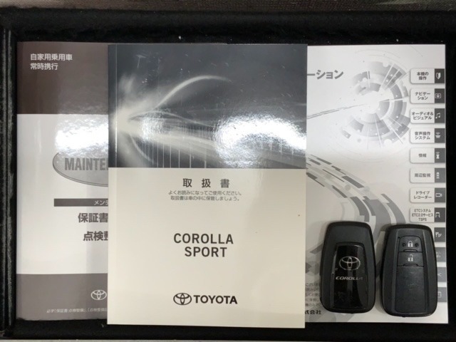 スマートキーは鍵をバッグに入れたままでもドアロックの開閉やエンジンのON・OFFができます。夜間や雨の日も鍵を探さなくて良いので便利です。