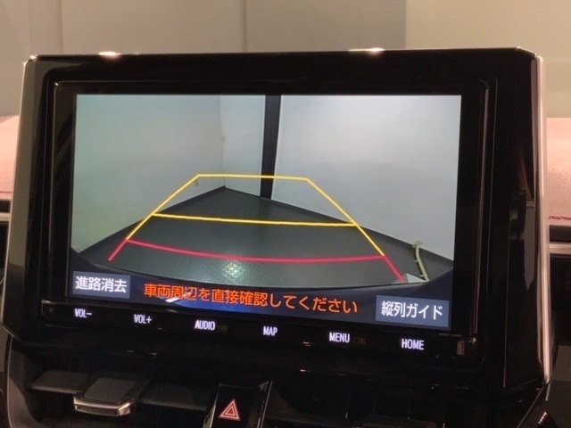 リバースギアに入れるだけで後方の表示へ切り替わります。夜間や雨の日の駐車も楽になりますよ。