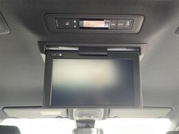 【後席モニター（フリップダウンモニター）】後部座席からも、DVDや映画・ライブ映像など様々な動画が楽しめドライブが退屈しません！※機種によって接続できる映像が異なります。