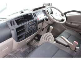 ◎AM/FMラジオ◎電動格納ミラー◎6MT◎3000ccディーゼルターボ◎エンジン型式　ZD30DDTi◎キーレスエントリー◎リアWタイヤ◎スペアタイヤ2本◎木造デッキ◎最大積載量 2000kg◎ETC