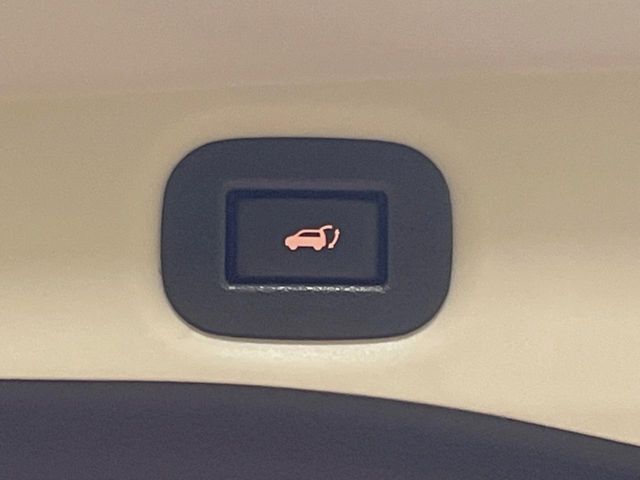 【パワーバックドア】スマートキーや運転席のボタンを押すだけでリアゲートが自動で開閉します！荷物を持っている時や、高い位置にあるバックドアを閉める際に便利な機能です♪