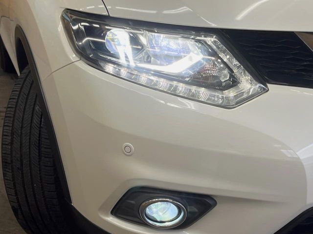 【LEDヘッドライト】悪天候や夜間走行時も良好な視界を確保し安心して運転できる高輝度LEDヘッドライトを装備！点灯速度が早く、消費電力も抑えられています。