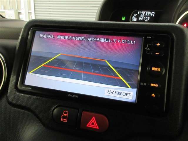 バックモニターで、駐車時に見えにくい後方をしっかり確認できます。