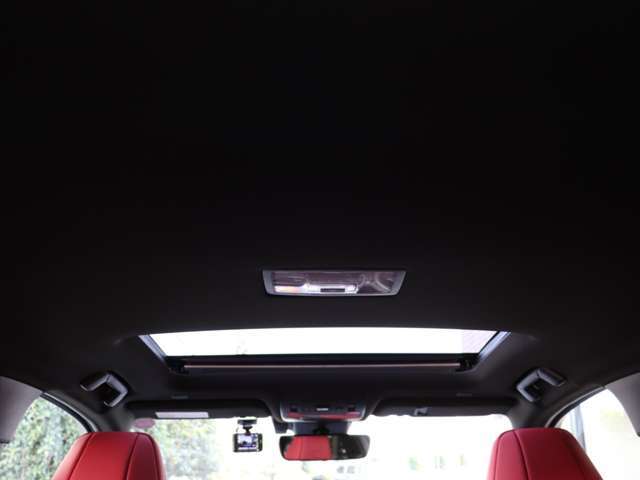 メーカーオプションのムーンルーフついております。天井もとてもきれいな状態です。禁煙車です。