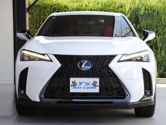外装色はホワイトノーヴァガラスフレーク（083）です。メーカーオプションの三眼フルLEDヘッドランプです。