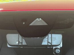 【スマートブレーキサポート】走行中に前方の車両等を認識し、衝突しそうな時は警報とブレーキで衝突回避と被害軽減をアシスト。より安全にドライブをお楽しみいただけます。