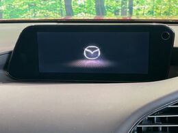 【マツダコネクトナビ】車内の雰囲気にマッチした一体型タイプのナビ。各種車輌設定やBluetooth再生等、様々な機能が楽しめます。直感的なダイヤル操作が可能で、使い勝手も良好です。