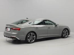 quattro（4WD）で雪道や滑りやすい道路はもちろんのこと日常の運転シーンでも安心と安全、さらにスポーティーなドライビング体験を提供します