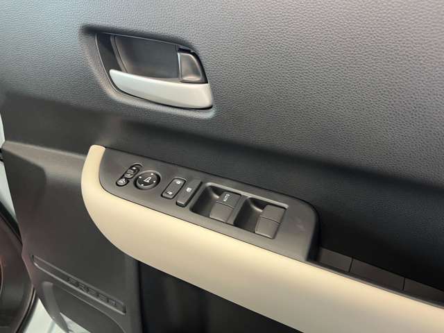 パワーウィンドウのスイッチですよ。運転席に居ながら窓を開け閉めのコントロールできます。