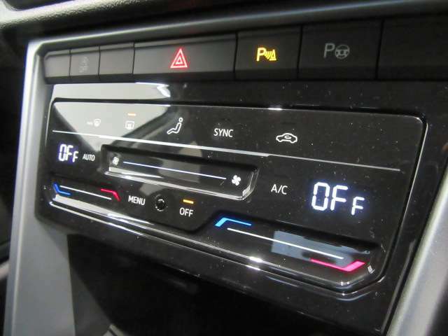 タッチコントロール式のエアコン操作パネルを装備！左右独立で温度調節ができるオートエアコンを装着しておりますのでドライブも快適に楽しめます！