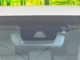 【トヨタセーフティセンス】走行中に前方の車両等を認識し、衝突しそうな時は警報とブレーキで衝突回避と被害軽減をアシスト。より安全にドライブをお楽しみいただけます。