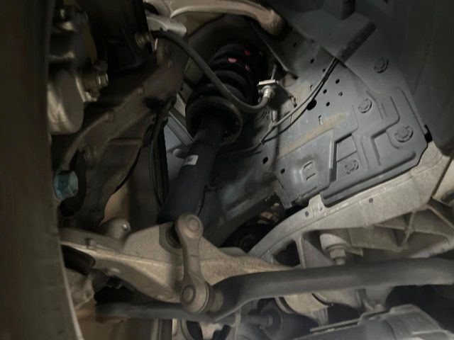 お車を安心してお乗りいただく為には、足回りの定期点検が欠かせません。サービスサポート（有償保証）では無料点検もご提供しており、安心のカーライフをお過ごしいただけるサポート体制が整っています。