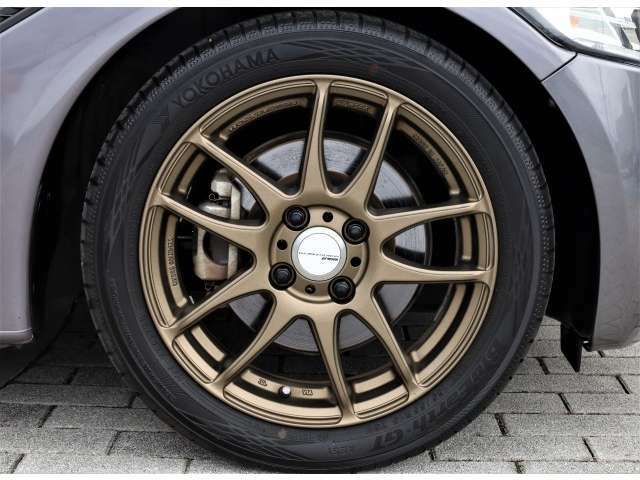 タイヤサイズは、フロント165/55R15・リア195/45R16です。社外製ワークエモーションのアルミホイールが装備され、スポーティーな雰囲気を演出しています。