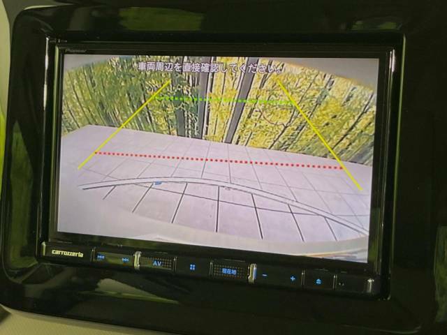 【バックカメラ】駐車時に後方がリアルタイム映像で確認できます。大型商業施設や立体駐車場での駐車時や、夜間のバック時に大活躍！運転スキルに関わらず、今や必須となった装備のひとつです！