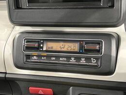 【オートエアコン】一度お好みの温度に設定すれば、車内の温度を検知し風量や温度を自動で調整。暑い…寒い…と何度もスイッチ操作をする必要はありません。快適な車内空間には必須の機能ですね♪