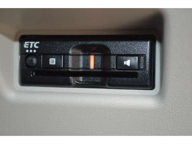 『ETC』がついています！高速道路の料金所をノンストップで通過可能！ETCを使えば土日祝日割や深夜割などのメリットを受けることができます。料金所でお金を用意する必要がないところも良い点ですね！(