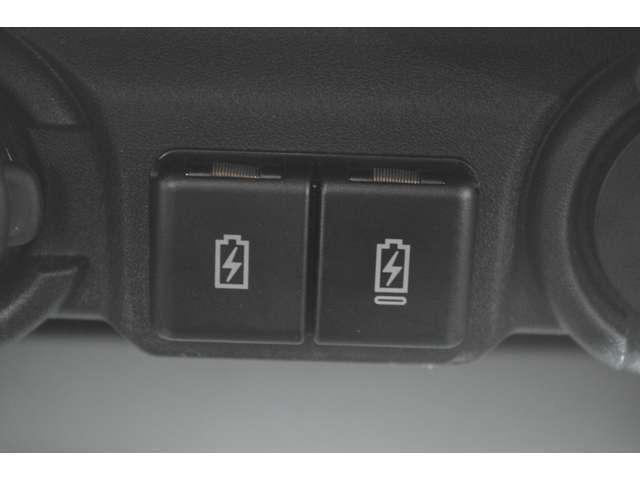 USB電源ソケット［Type-A/Type-C］（インパネ2個）が装備です