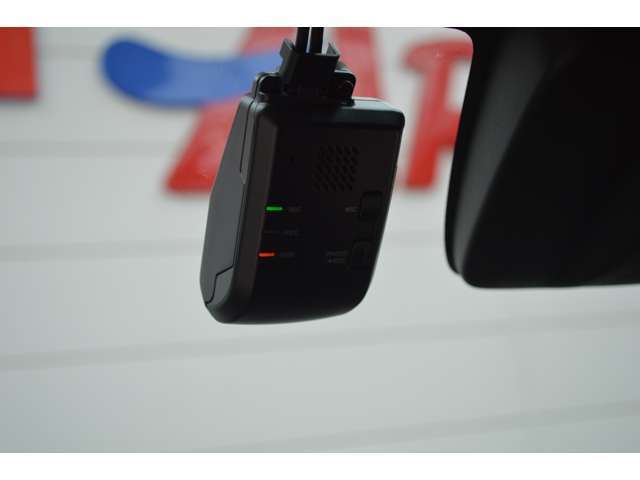 ドライブレコーダーは映像音声などを記録する自動車用の車載装置のことです。 もしもの事故の際の記録はもちろん旅行の際の思い出としてドライブの映像を楽しむことができます、