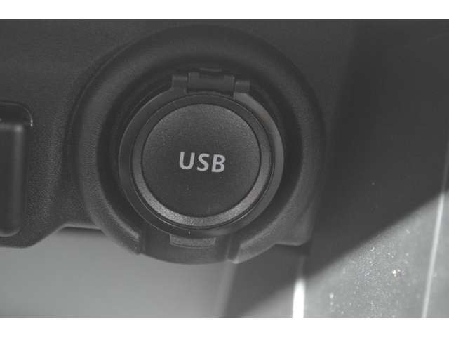 USB電源ソケットも装備です♪