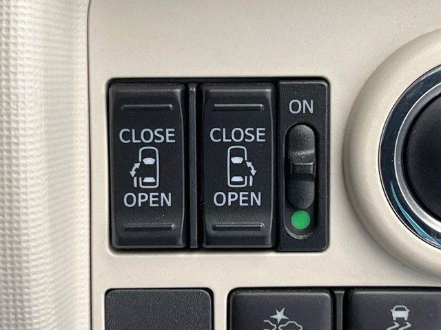 【両側パワースライドドア】スマートキーや運転席のスイッチで後席両側スライドドアの開閉が可能♪電動だから力を入れてドアを開ける必要が無く、小さなお子様でも簡単に開け閉めでき快適です♪