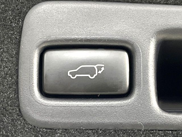 【パワーバックドア】スマートキーや運転席のボタンを押すだけでリアゲートが自動で開閉します！荷物を持っている時や、高い位置にあるバックドアを閉める際に便利な機能です♪