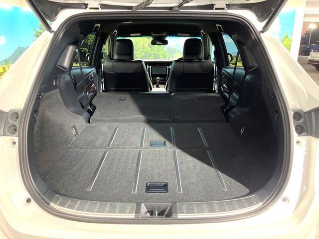 後席を格納すると、これだけの広さが！シーンに合わせたシートアレンジで、大きな荷物も積むことが出来ます♪