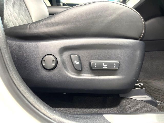 【運転席8WAYパワーシート】リクライニングからシートリフターまで、スイッチ一つで簡単にシートの微調整が可能！自分に最適なシートポジションにセットして、快適なドライブをお楽しみください。