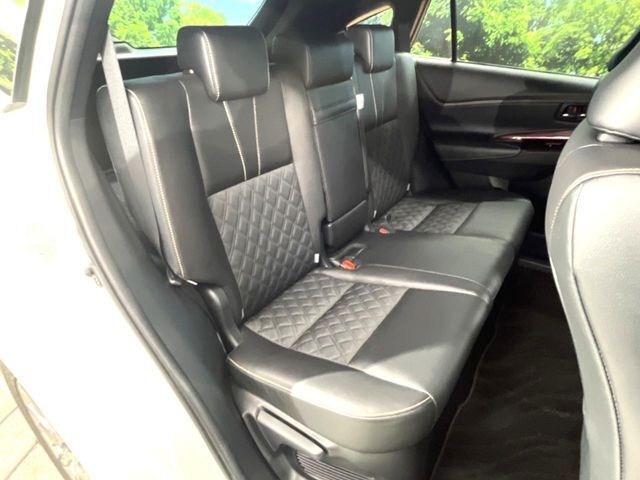 後部座席も気になるようなキズ・汚れやへたり等、大きなダメージはなく、良好な状態です。