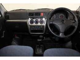 視界と視認性に優れたインパネ廻りに統一感の有るデザインで全体をスッキリと、スイッチ類は見やすく分かりやすいレイアウトに！