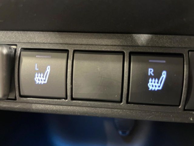【シートヒーター】寒い日に重宝するシートヒーター！エアコンより早く温まってくれるので寒がりの人も安心ですね♪エアコンの温風は乾燥するから苦手、という方にもをおすすめです。