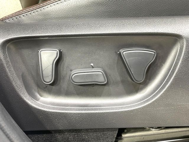【パワーシート】スイッチ一つで簡単にシートの微調整が可能！電動だから力もいりません！快適なシートポジションにセットして、快適なドライブをお楽しみください。